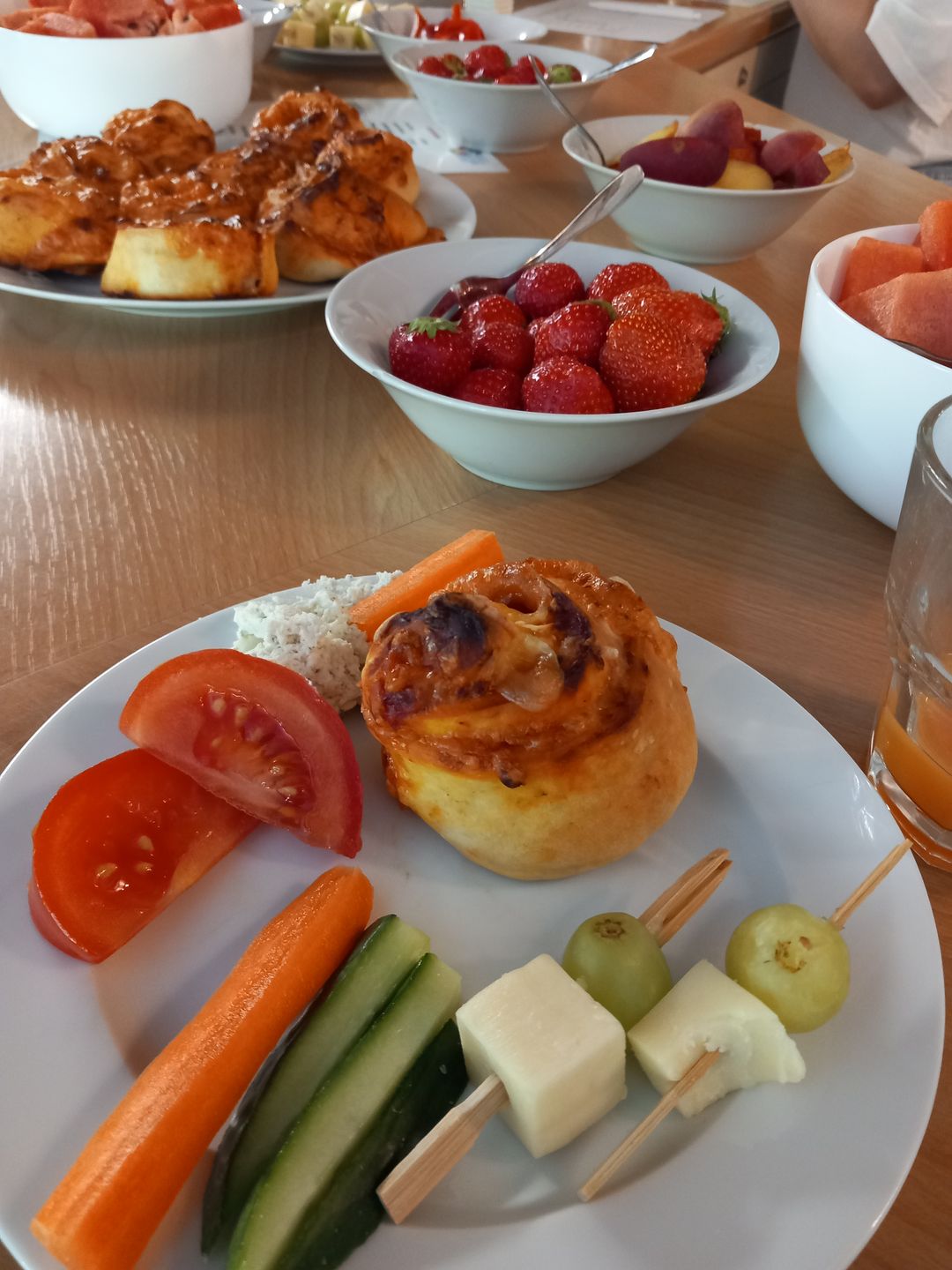 Frischer Brunch mit Gebäck, Gemüse-Sticks, Käse-Spießen und Obstschalen.